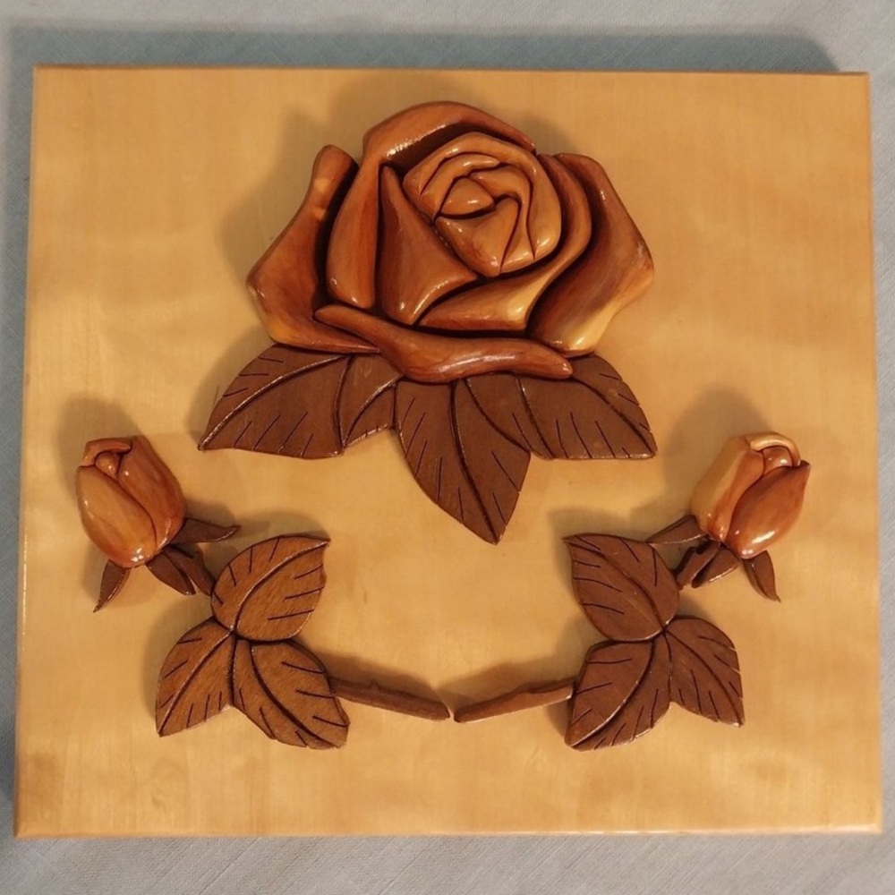 VINTAGE ‘08🌹 HANDCRAFTED RED CEDAR WOOD MOSAIC ROSE DESIGN INTARSIA WALL HANGING